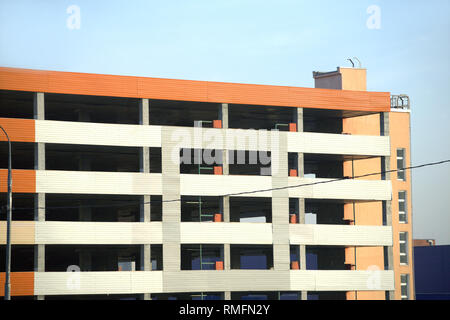 Nuova costruzione multilivello urbano a più piani vuoto parcheggio auto closeup Foto Stock