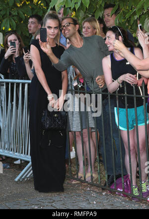 Londra, UK, 1 luglio 2014 Cara Delevingne assiste l annuale condotto a serpentina Summer Party presso la Galleria della Serpentina Foto Stock