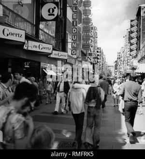 Vista della Hohe Strasse nel centro della città di Colonia dopo la sua conversione alla zona pedonale. Foto non datata da intorno al 1970. Foto Stock