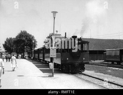 Il treno della ferrovia a scartamento ridotto alla stazione. La ferrovia a scartamento ridotto è la più antica stazione ferroviaria di Baviera, risalente al 1887. Esso funziona ancora tra Prien e Stock am Chiemsee. Foto Stock