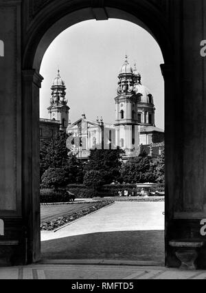 Vista dall' Hofgarten (Corte Giardino) presso la Theatinerkirche (Chiesa Teatini) di Monaco di Baviera (undateted foto). Foto Stock