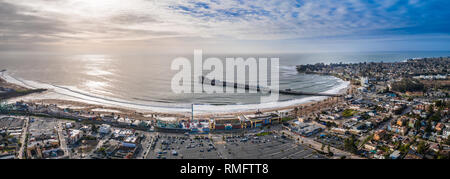 Vista aerea della Santa Cruz pier rollercoaster California US. Più lungo il molo in legno negli Stati Uniti. Foto Stock