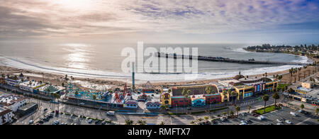 Vista aerea della Santa Cruz pier rollercoaster California US. Più lungo il molo in legno negli Stati Uniti. Foto Stock