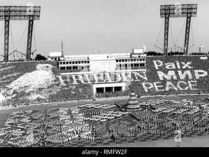 Apertura del VII Turn- und Sportfest der DDR (ginnastica e lo sport del Festival della RDT) nel luglio 1983 in Leipzig Central stadium con un grande spettacolo di sport. Foto Stock