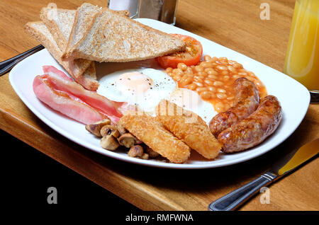 La completa prima colazione inglese sulla piastra bianca Foto Stock