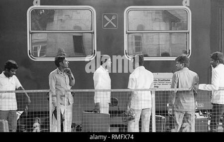 I richiedenti asilo a Helmstedt stazione ferroviaria. Foto Stock