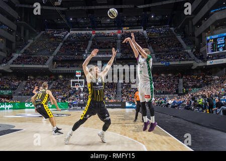 Madrid, Spagna. Xiv Feb, 2019. Adam Waczynski (R) durante l'Iberostar Tenerife vittoria su Unicaja Málaga (88 - 78) in Copa del Rey 2019 gioco (quarti) celebrata a Madrid (Spagna) al centro Wizink. 14 febbraio 2019. Credito: Juan Carlos García Mate/Pacific Press/Alamy Live News Foto Stock