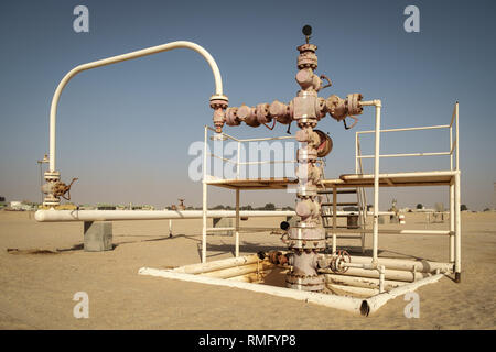 La produzione di olio ben situato nel deserto libico Foto Stock