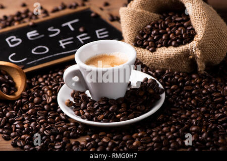 Expresso coffee cup close-up su dark caffè torrefatto in grani Foto Stock