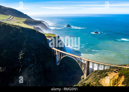 Antenna Ponte Bixby (Rocky Creek Bridge) e Pacific Coast Highway vicino a Big Sur in California, Stati Uniti d'America. Drone Shot Foto Stock