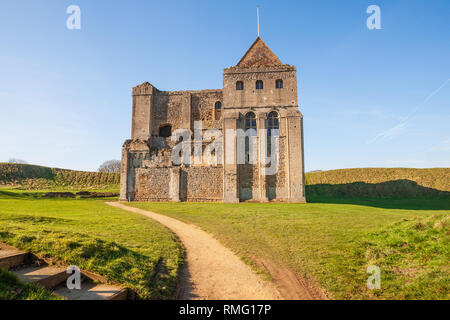 Castle Rising è una rovina fortificazione medievale nel villaggio di Castle Rising, Norfolk, Inghilterra. Esso è stato costruito poco dopo il 1138 da William d'Aubigny Foto Stock