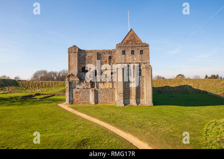 Castle Rising è una rovina fortificazione medievale nel villaggio di Castle Rising, Norfolk, Inghilterra. Esso è stato costruito poco dopo il 1138 da William d'Aubigny Foto Stock