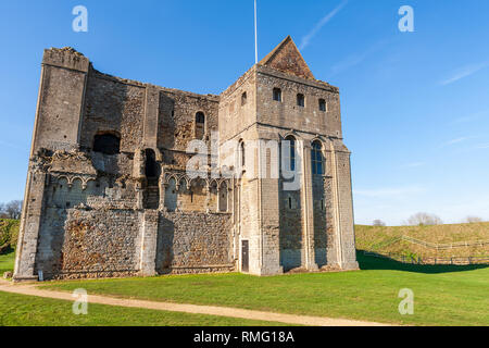 Castle Rising è una rovina fortificazione medievale nel villaggio di Castle Rising, Norfolk, Inghilterra. Esso è stato costruito poco dopo il 1138 da William d'Aubigny Foto Stock