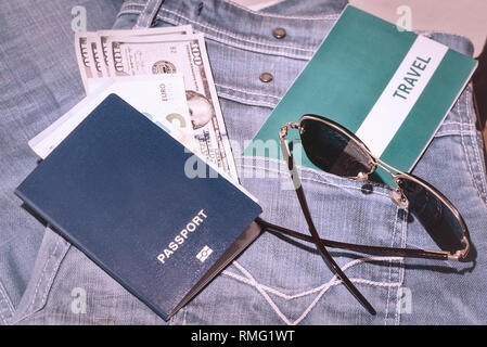 Set di viaggio roba su sfondo di legno.set da viaggio di passaporto denaro e biglietti per viaggiare in vacanza. Foto Stock