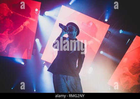 Torino, Italia. 15 Feb, 2019. Samuel Romano, cantante e compositore della rock band italiana subsonica, performing live in scena a Torino, presso la Pala Alpitour, per la '8' tour 2019. Credito: Alessandro Bosio/Pacific Press/Alamy Live News Foto Stock