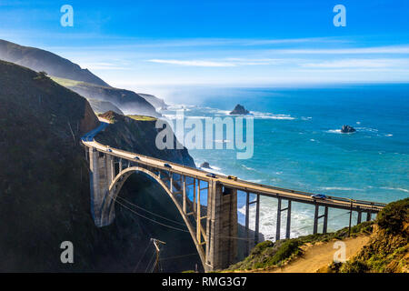 Antenna Ponte Bixby (Rocky Creek Bridge) e Pacific Coast Highway vicino a Big Sur in California, Stati Uniti d'America. Drone Shot Foto Stock