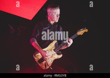 Torino, Italia. Xiv Feb, 2019. Max Casacci, chitarrista e compositore della rock band italiana subsonica, performing live in scena a Torino, presso la Pala Alpitour, per la '8' tour 2019. Credito: Alessandro Bosio/Pacific Press/Alamy Live News Foto Stock