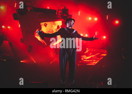 Torino, Italia. 15 Feb, 2019. Samuel Romano, cantante e compositore della rock band italiana subsonica, performing live in scena a Torino, presso la Pala Alpitour, per la '8' tour 2019. Credito: Alessandro Bosio/Pacific Press/Alamy Live News Foto Stock