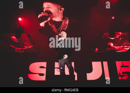 Torino, Italia. 15 Feb, 2019. Samuel Romano, cantante e compositore della rock band italiana subsonica, performing live in scena a Torino, presso la Pala Alpitour, per la '8' tour 2019. Credito: Alessandro Bosio/Pacific Press/Alamy Live News Foto Stock