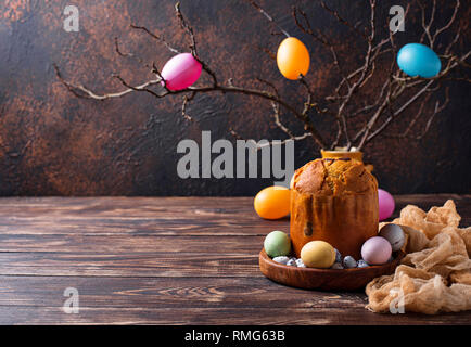 Italiano torta di Pasqua il panettone o russo kulich Foto Stock