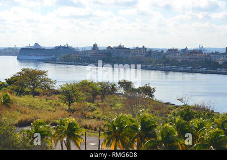 Havana Cuba - Vista panoramica del porto di Havana dalla fortezza del mare della baia Foto Stock