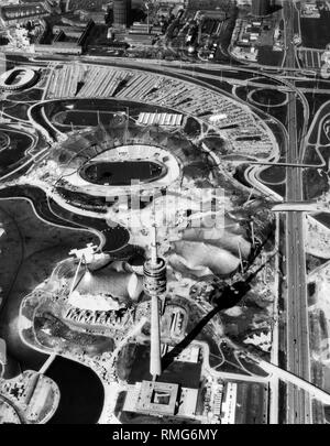 Vista del Parco Olimpico in costruzione a Monaco di Baviera, dove le 1972 Olimpiadi di estate sono a prendere posto. In primo piano la Olympic Tower, sulla sinistra Olympiasee lago e la piscina olimpionica. Dietro la torre della TV, l'Olympiahalle, Coubertinplatz e lo Stadio Olimpico. Dietro a sinistra, l'Olympia Radstadion e il Parkharfe. Sulla destra, il Georg-Brauchle-anello comporta Landshuter Allee. Foto Stock