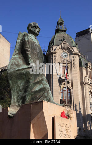 Il Cile, Santiago, Plaza de la Constitucion, Salvador Allende statua, Foto Stock