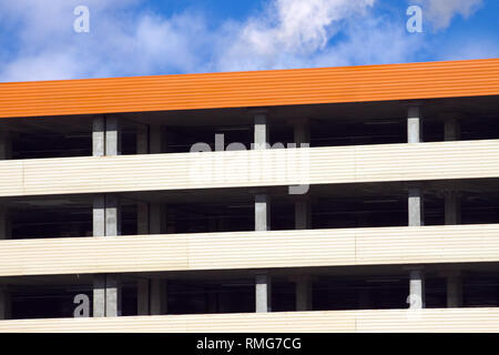 Nuovo multilivello urbano a più piani vuoto parcheggio auto closeup Foto Stock