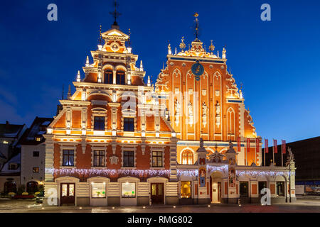 Inverno sera presso la Casa delle Teste Nere di Riga old town, Lettonia. Foto Stock