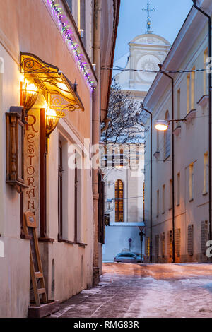 Sera d'inverno nella città vecchia di Vilnius, Lituania. Foto Stock