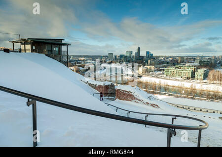Vilnius visto dalla collina di Gediminas d'inverno. Foto Stock