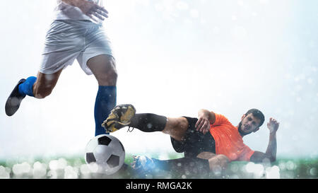 Close up di un pallone da calcio scene di azione con la concorrenza i giocatori di calcio su sfondo bianco Foto Stock