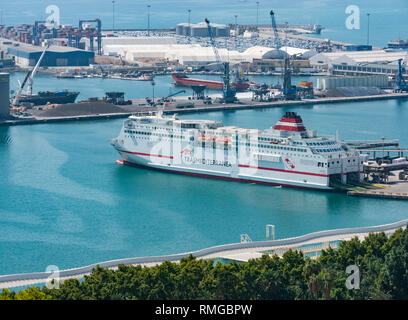 Porto di Malaga con traghetto paseenger inserito e gru portuali, Malaga, Andalusia, Spagna Foto Stock