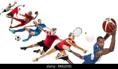 Attacco. Sport collage su calcio, football americano, basket, pallavolo, tennis, rugby, pallamano giocatori con sfere isolato su sfondo bianco con spazio di copia Foto Stock