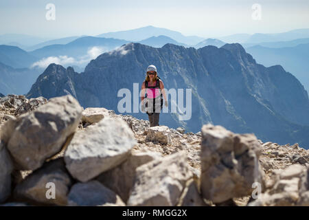 Scalatore femmina finitura di una via ferrata sul Veliki Mangart (Mangrt) picco, nelle Alpi Giulie, il Parco Nazionale del Triglav, situato al confine tra Foto Stock