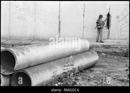 Nel luglio 1990 ha iniziato il sistematico e completo smantellamento delle installazioni di frontiera a Berlino. Anche i giovani residenti di fornire essi stessi con parete di autentici souvenir nella ex area riservata in Bernauer Strasse nel distretto di matrimonio. Foto Stock