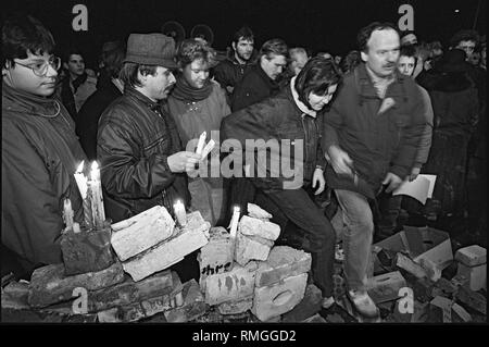 La sera del 15 gennaio 1990, i partecipanti a una manifestazione per chiedere lo scioglimento del Ministero per la sicurezza dello Stato della RDT invadere il complesso di edifici di servizio segreto nella Normannenstrasse a Berlino Est. La sede della MfS era nelle mani dei manifestanti per circa due ore. L'unità di guardia presente nel complesso edilizio non intervenire. In una alimentazione ala del complesso di quasi tutte le camere sono stati spezzati e danni alla proprietà è stato fatto. Segreto o documenti controversi non sono stati trovati. Foto Stock