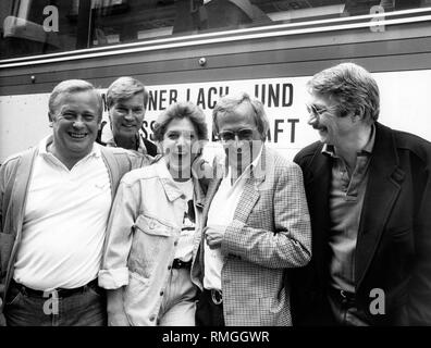 Foto di gruppo dei Muenchner Lach- und Schiessgesellschaft dal 1986. Da sinistra a destra: Rainer Basedow, Jochen Busse, Renate Kuester, direttore Dieter Hildebrandt e Henning Venske. La foto è stata fatta prima di iniziare il tour a Monaco-Schwabing,. Foto Stock