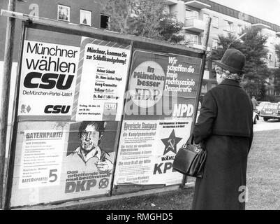 Vari manifesti elettorali dei partiti tedeschi, che promuovono il voto in Baviera durante lo stato campagna elettorale. Foto Stock