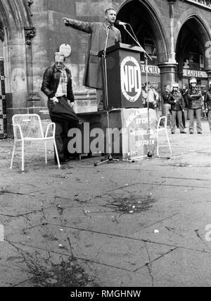 Questa foto mostra un NPD rally su Monaco di Baviera Marienplatz. Sul cartellone elettorale stands: "Gli stranieri stop, Germania per i tedeschi, voto NPD'. Foto Stock