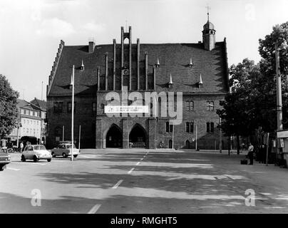 Vista del mattone municipio gotico con la scritta 'per l'anti-imperialista di solidarietà, di pace e di amicizia" per celebrare la XI Festival Mondiale della Gioventù e gli studenti a Berlino 1973 sulla piazza del mercato di Jueterbog, Brandenburg. Foto Stock