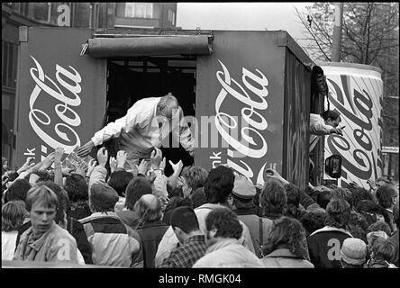 Berlino, novembre 11, 1989: i cittadini di Berlino Est cogliere l' occasione per una breve visita nella parte occidentale della città dopo l'apertura della frontiera nella notte del 9 novembre 1989. Un produttore di bevande distribuisce i suoi prodotti gratuitamente. La maggior parte dell'Est i berlinesi hanno fatto il loro primo contatto con Western beni di consumo. Qui la folla alla frontiera Heinrich Heine Strasse nel quartiere di Kreuzberg. Foto Stock