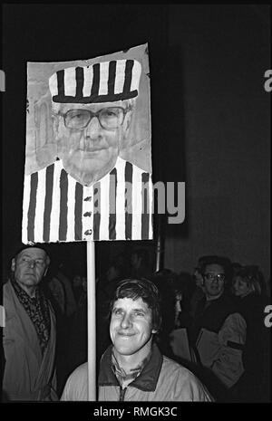 La sera del 15 gennaio 1990, i partecipanti a una manifestazione per chiedere lo scioglimento del Ministero per la sicurezza dello Stato della RDT invadere il complesso di edifici di servizio segreto nella Normannenstrasse a Berlino Est. La sede della MfS era nelle mani dei manifestanti per circa due ore. L'unità di guardia presente nel complesso edilizio non intervenire. In una alimentazione ala del complesso di quasi tutte le camere sono stati spezzati e danni alla proprietà è stato fatto. Segreto o documenti controversi non sono stati trovati. Foto Stock