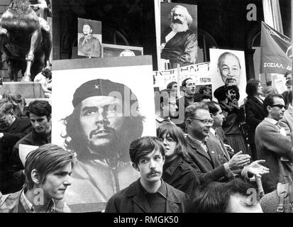 Gli studenti stanno dimostrando a Monaco di Baviera di fronte alla Feldherrenhalle. Essi portano i banner con ritratti di Che Guevara, Ho Chi Minh e Karl Marx con loro. Foto Stock