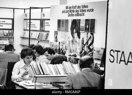 I visitatori alla fiera del libro di Lipsia guardano i libri esposti nella zona della politica socialista e teoria giuridica sotto il motto "Con il potere del popolo e per il bene della nazione, grandi cose ha compiuto' nell'Messehaus am Markt. Foto Stock