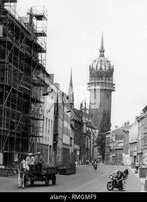 In Wittenberg esteso sono in corso i preparativi per l'anno di Lutero, che avrà luogo il prossimo anno, come nella foto qui il restauro di case di città in Collegienstrasse e la torre del castello di Wittenberg in chiesa. Foto Stock