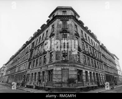 Anche nella città vecchia di Leipzig, le facciate degli edifici sono fatiscenti e pietre sono la rottura delle pareti a pochi passi da San Tommaso di chiesa. Foto Stock