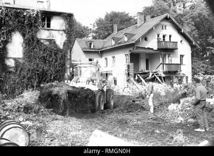 La casa (a destra) al Werneckstrasse 5 in Altschwabing è di essere demolito. Un nuovo edificio residenziale con negozi al piano terra prenderà il suo posto. Il vecchio- Thurn und Taxis'sche Posthalterei (sinistra) verranno conservate. Foto Stock