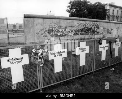 Croci commemorative per le vittime del muro di Berlino a Berlino Ovest. Foto Stock