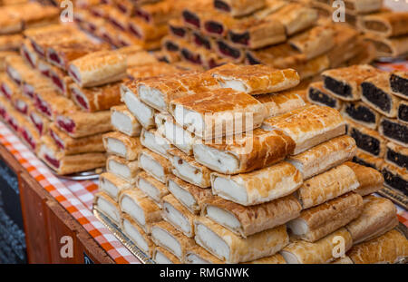 La vendita di formaggio torta e altri dolci. Delizioso piatto preparato con fatti in casa di pasta fillo Foto Stock